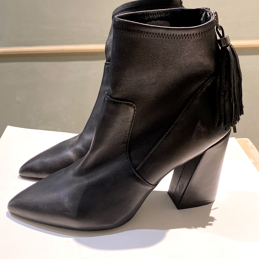 KENNETH COLE 3/4 Leather Bootie w/4” Heel & Tassle Zipper in back - VG COND